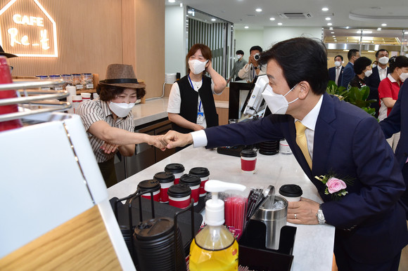 시립서부도서관에 개관한 카페Re-봄. ⓒ 진주시