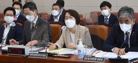 임혜숙 과학기술정보통신부 장관이 16일 서울 여의도 국회에서 열린 과학기술정보방송통신위원회 전체회의에서 의원들의 질의에 답하고 있다. ⓒ 연합뉴스