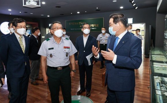 김종철 총장(가운데)과 최홍묵 시장(오름쪽)이 국방대 역사관을 둘러보고 있다. ⓒ 계룡시