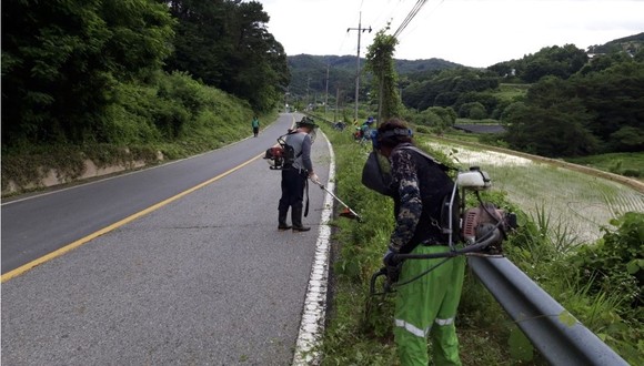 남이면 농어촌도로변 제초작업 모습. ⓒ 금산군