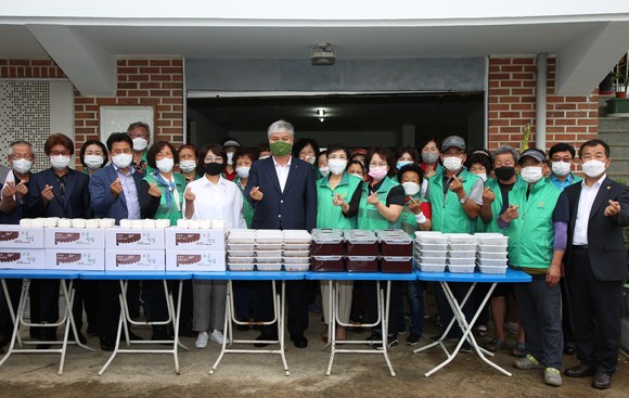 금산군 제원·부리·군북면은 지난 15일 밑반찬 나눔 봉사 기념촬영을 하고 있다. ⓒ 금산군