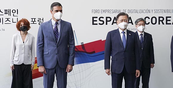스페인은 EU 내 4대 경제권이자 유럽 2위의 자동차 제조 강국으로서 우리나라와는 인구 규모, 경제력 등 다양한 면에서 공통점을 갖고 있으며, 특히 유럽과 아프리카를 연결하는 지정학적 이점과 역사·문화·언어적 동질성을 바탕으로 중남미 국가들과도 긴밀한 경제 관계를 구축하고 있는 우리나라의 핵심 경제 협력 파트너다. ⓒ 청와대
