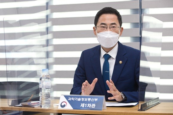용홍택 과학기술정보통신부 제1차관이 17일 오전 서울 중구 서울역 인근 JK비즈센터 회의실에서 열린 '우주산업 육성전략 민관 TF 회의' 에 참석해 인사말을 하고 있다. 용홍택 제1차관은 '우주고속도로'라는 발언을 시작으로 회의를 이끌었다. ⓒ 과학기술정보통신부