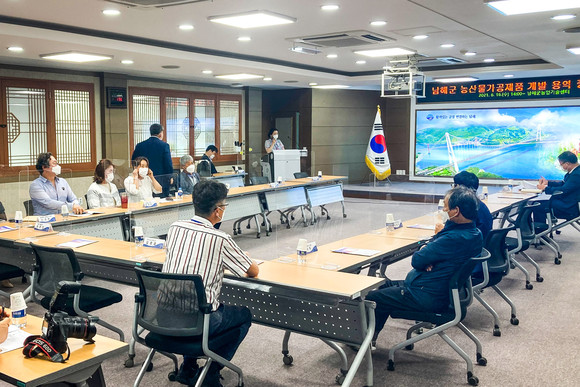 남해군이 농산물 가공제품 개발 용역 중간보고회를 개최하고 있다. ⓒ 남해군