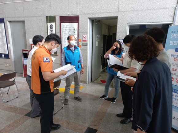 남해군과 남해소방서가 코로나 백신 예방접종센터를 점검하고 있다. ⓒ 남해군