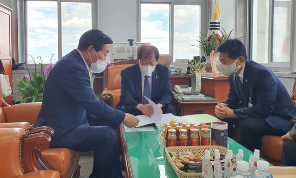 박문희 의장이 지난 16일 윤후덕 기획재정위원장 등 만나 지역현안사업을 지원 건의 하고 있다. ⓒ 의회사무국