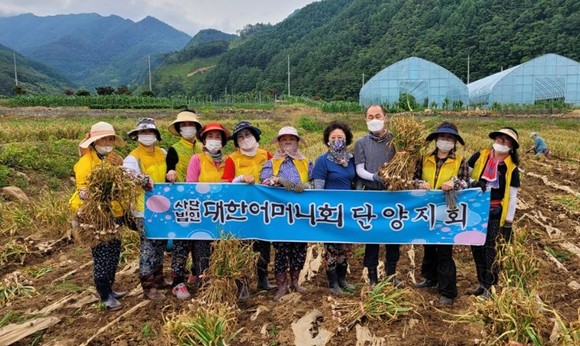 오영탁 의원은 지난 17일 일손이 부족한 마늘농가를 찾아 봉사활동을 실시 후 기념촬영을 하고 있다. ⓒ 의회사무국