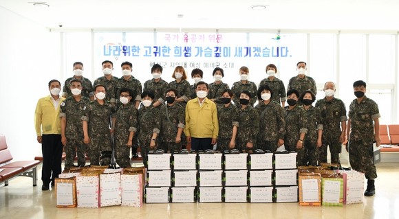 예산군 여성예비군소대는 지난 16일 관내 보훈가족 위문품을 전달 후 기념촬영을 하고 있다. ⓒ 예산군