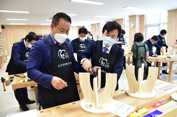 조규일 시장이 공예창작센터에서 목공 시범을 보이고 있다. ⓒ 진주시