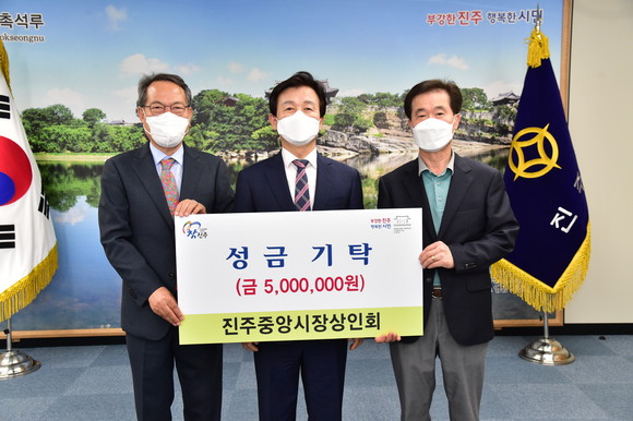 진주 중앙시장 상인회가 진주시복지재단에 성금 500만원을 기탁하고 있다. ⓒ 진주시