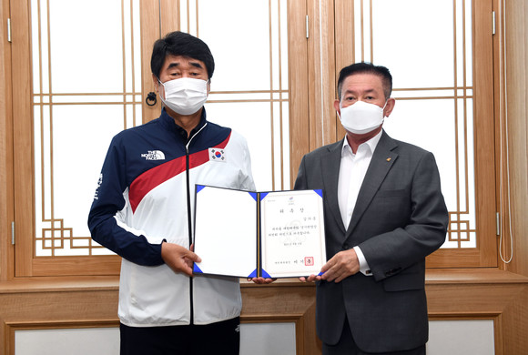 김의종 경남승마훈련원장이 대한체육회로부터 경기력향상위원 위촉장을 수여받고 있다. ⓒ 프라임경제