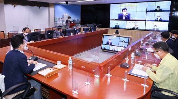 지난 18일 제19회 대전분권정책협의회를 영상회의로 개최하고 있는 허태전 시장. ⓒ 대전시