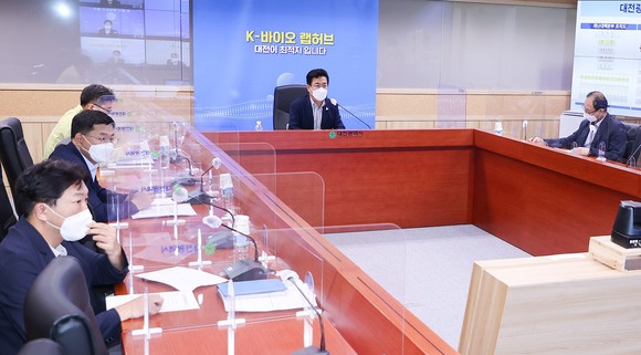 지난 18일 허태정 대전시장 주재로 5개 자치구 구청장이 참여한 가운데 제19회 대전분권정책협의회를 영상회의로 개최하고 있다. ⓒ 대전시