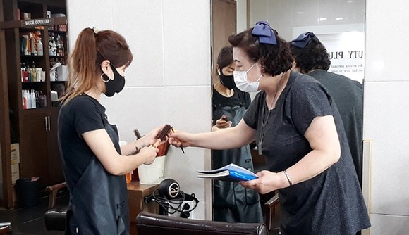 지난 14일 태안군 공중위생업소 평가반이 태안읍 남문리 한 미용실을 찾아가 공중위생서비스 평가항목에 대해 현장조사를 실시하고 있다. ⓒ 태안군