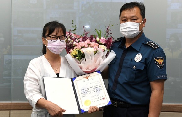 홍성군CCTV 모경숙 관제원은 지난 18일 저혈당운전자을 구해 경찰署 감사장을 수여후 장형훈 홍성경찰서 생활안전과장과 기념촬영을 하고 있다. ⓒ 홍성군