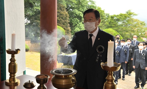 김석환 홍성군수가 충령사에서 순국선열 및 호국영령에게 헌화했다. ⓒ 홍성군