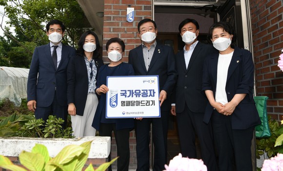 김석환 홍성군수가 국가 유공자 명패를 전달 후 기념촬영을 하고 있다. ⓒ 홍성군