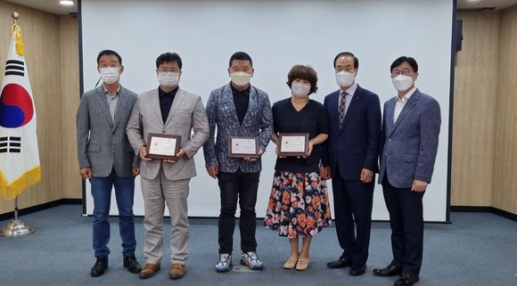 조치원지역사회보장협의체는 지난 18일 나눔리더 3명에 대한 인증패를 전달 후 기념촬영을 하고 있다. ⓒ 세종시