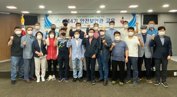 세종시는 지난 18일 시청 대회의실에서 '제4기 안전보안관' 교육을 진행 후 단체 기념촬영을 하고 있다. ⓒ 세종시