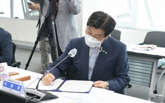 이춘희 세종시장은 지난 17일 한국토지주택공사(LH)세종특별본부와 업무협약을 체결 하고 있다. ⓒ 세종시