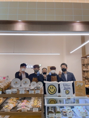 오씨알앤폴콘 폴콘 베이커리에 한국장애인고용공단 서울남부발달장애인훈련센터 산학연계 훈련과정에 참여한 발달 장애인 9명이 바리스타로 취업했다. ⓒ 오씨알앤폴콘