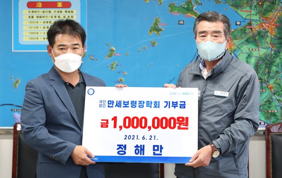 정해만 보령시청 복싱 감독은 21일 보령만세보령장학회에 장학금 100만원을 기탁 후 기념촬영을 하고 있다. ⓒ 보령시
