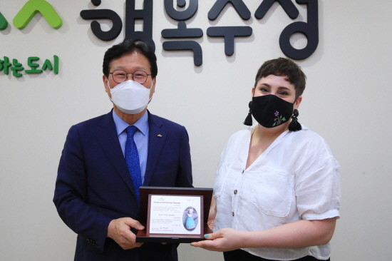 대구시 수성구는 지난 19일 미국인 로렌 문(미국, 34세, 여) 씨를 '수성구 외국인 홍보대사'로 위촉하고 기념촬영을 하고 있다. ⓒ 프라임경제