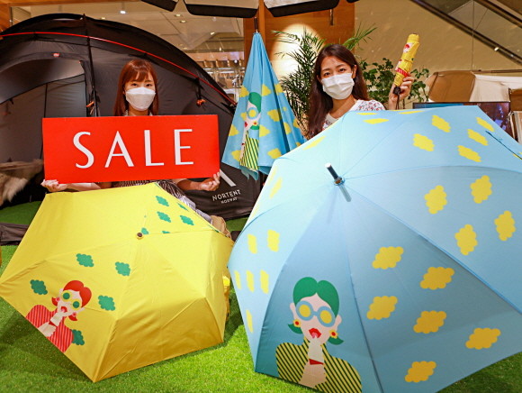 롯데백화점이 오는 24일부터 7월11일까지 18일간, 작년에 이어서 '힘내라대한민국!'을 테마로 정기 바겐세일을 진행한다. © 롯데백화점