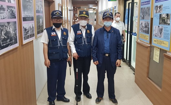 지난 23일 6·25전쟁 71주년 사진전을 개최 후 공주시 무공수훈자회 관계자들이 기념촬영을 하고 있다. ⓒ 공주시