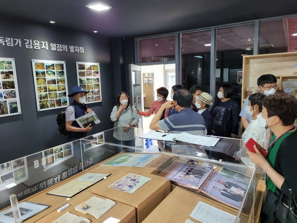 하동군 관내 장애인단체가 편백휴양림에서 소통 간담회를 가지고 있다. ⓒ 하동군