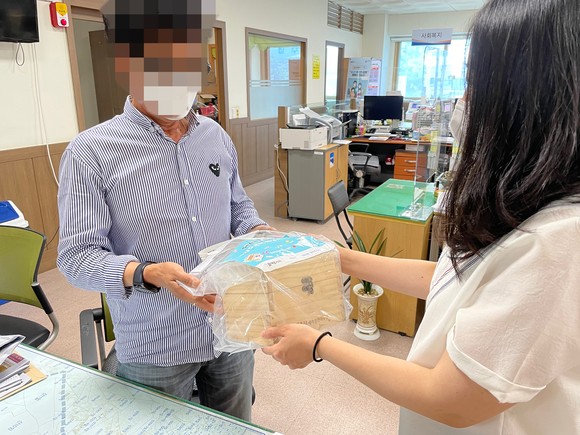 사천자원봉사센터가 독거노인들을 위한 약상자를 전달하고 있다. ⓒ 사천시