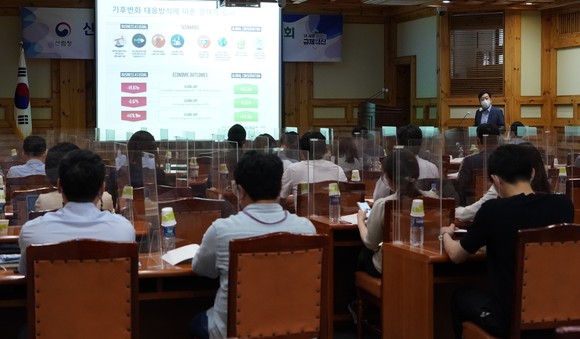 지난 22일 서울 동대문구 국립산림과학원에서 산림을 통한 이에스지(ESG) 경영 전략 기업 설명회가 진행되고 있다. ⓒ 산림청