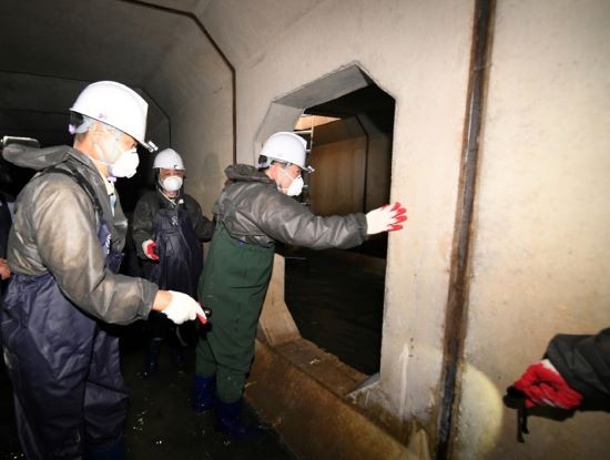 김병내 광주 남구청장이 장마철을 앞두고 백운광장 주변 하수암거를 재점검 하고 있다. ⓒ 프라임경제