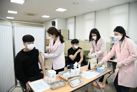 광주 남구 주민들이 다목적체육관에 마련된 코로나19 예방접종센터에서 백신접종을 하고 있다. ⓒ 남구청