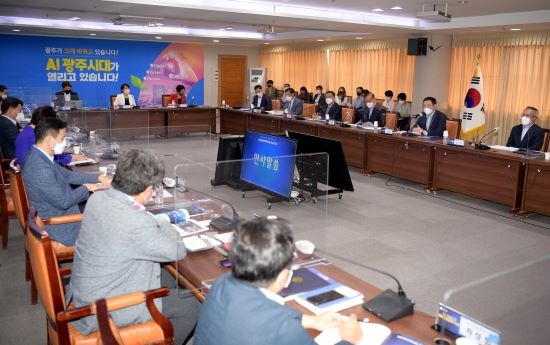 이용섭 광주광역시장이 24일 오전 시청 중회의실에서 열린 일자리 창출과 지역경제 활성화 전략 수립을 위한 미래산업전략위원회 제1차 회의에 참석해 인사말을 하고 있다. ⓒ 광주광역시