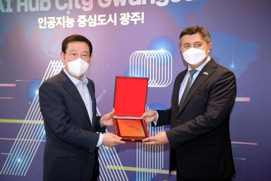 이용섭 광주광역시장이 24일 오전 시청 접견실에서 우즈베키스탄 노짐 후사노프 고용노동부장관 일행을 접견했다. ⓒ 광주광역시