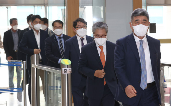 형남순 성정 회장(오른쪽 첫번째)과 정재섭 이스타항공 공동관리인(오른쪽 두번째)이 24일 오후 이스타항공과 성정의 인수합병 투자계약 체결을 위해 서울 서초구 서울회생법원으로 들어서고 있다. ⓒ 연합뉴스