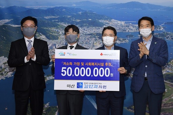 왼쪽부터 하제욱 여수시티파크 대표이사, 김해곤 마산 김안과의원 원장, 권오봉 여수시장, 박은규 여수시환경복지국장이 후원금 전달식을 하고 있다. ⓒ 여수시