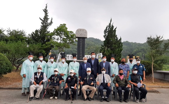 부여군 은산면은 지난 24일 제71주년 6·25전쟁 전몰호국용사 추모제 개최 후 단체 기념촬영을 하고 있다. ⓒ 부여군