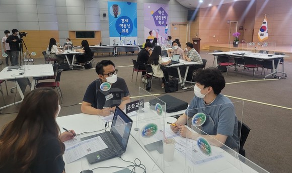 천안시는 지난 24일 시청 대회의실에서 정책 연구 역량 강화를 위한 '상상누리 미래비전단' 정책 컨설팅을 실시했다. ⓒ 천안시