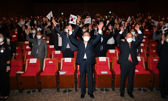 제71주년 6·25 기념식 만세삼창 모습. ⓒ 예산군