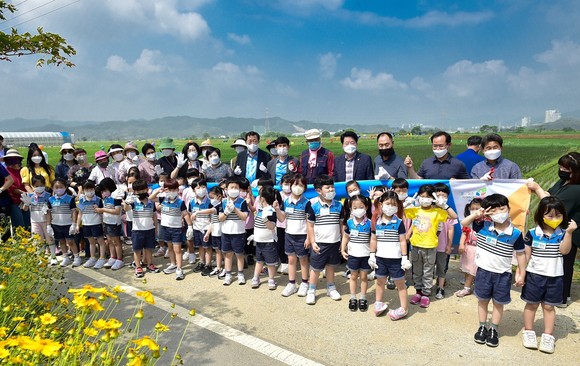 의림지뜰 친환경 일꾼 메기·미꾸라지·우렁이 500kg 방사 체험행사를 개최 후 어린이들과 관계자들이 기념촬영을 하고 있다. ⓒ 제천시