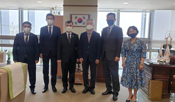 이우성 도 문화체육부지사는 지난 25일 저키르 사이도부 주한우즈베키스탄부대사를 접견 후 기념촬영을 하고 있다. ⓒ 충남도