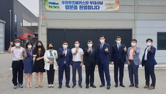 지난 24일 저키르 사이도부 주한우즈베키스탄부대사는 도내 분말제품 제조 기업과 국내 첫 소상공인 복합지원센터인 한국섬유스마트공정연구원 등을 방문해 기념촬영을 하고 있다. ⓒ 충남도