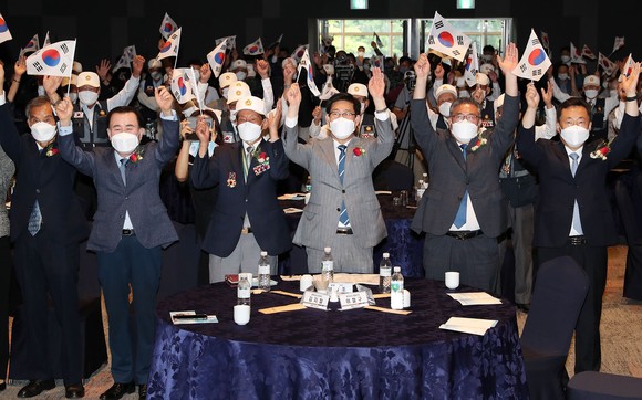 양승조 충남지사는 지난 25일 '6·25전쟁 제71주년 기념행사에서 퍼포먼스 만세 삼창을 외치고 있다. ⓒ 충남도