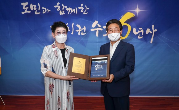 김홍장 당진시장이 지난 25일 당진대책위 노고 격려·위로하며 감사패을 수여하고 있다. ⓒ 당진시