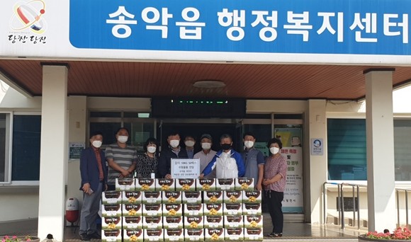 송악읍 영천리 주민들은 지난 25일 행정복지센터를 방문해 직접 재배한 감자 50박스를 기부했다. ⓒ 당진시