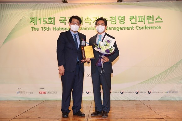 박인주 회장(오른쪽)이 국가지속가능경영 우수기업 시상식에서 수상했다. ⓒ 제니엘