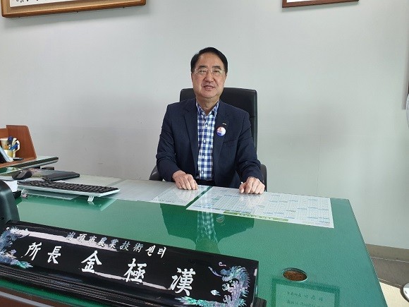 김극한 포항시 농업기술센터 소장이 오는 30일 42년간의 공직생활을 명예롭게 마치고 공로연수를 떠난다. ⓒ 포항시