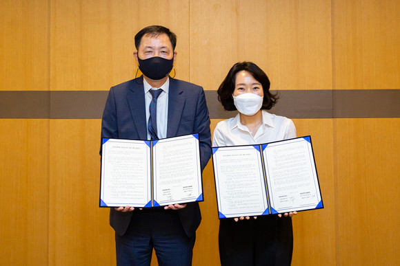 (왼쪽부터)김용섭 효성티앤씨 대표와 왕종미 플리츠마마 대표가 지난 28일 지분투자 협약식을 진행하고 기념사진을 촬영하고 있다. ⓒ 효성티앤씨
